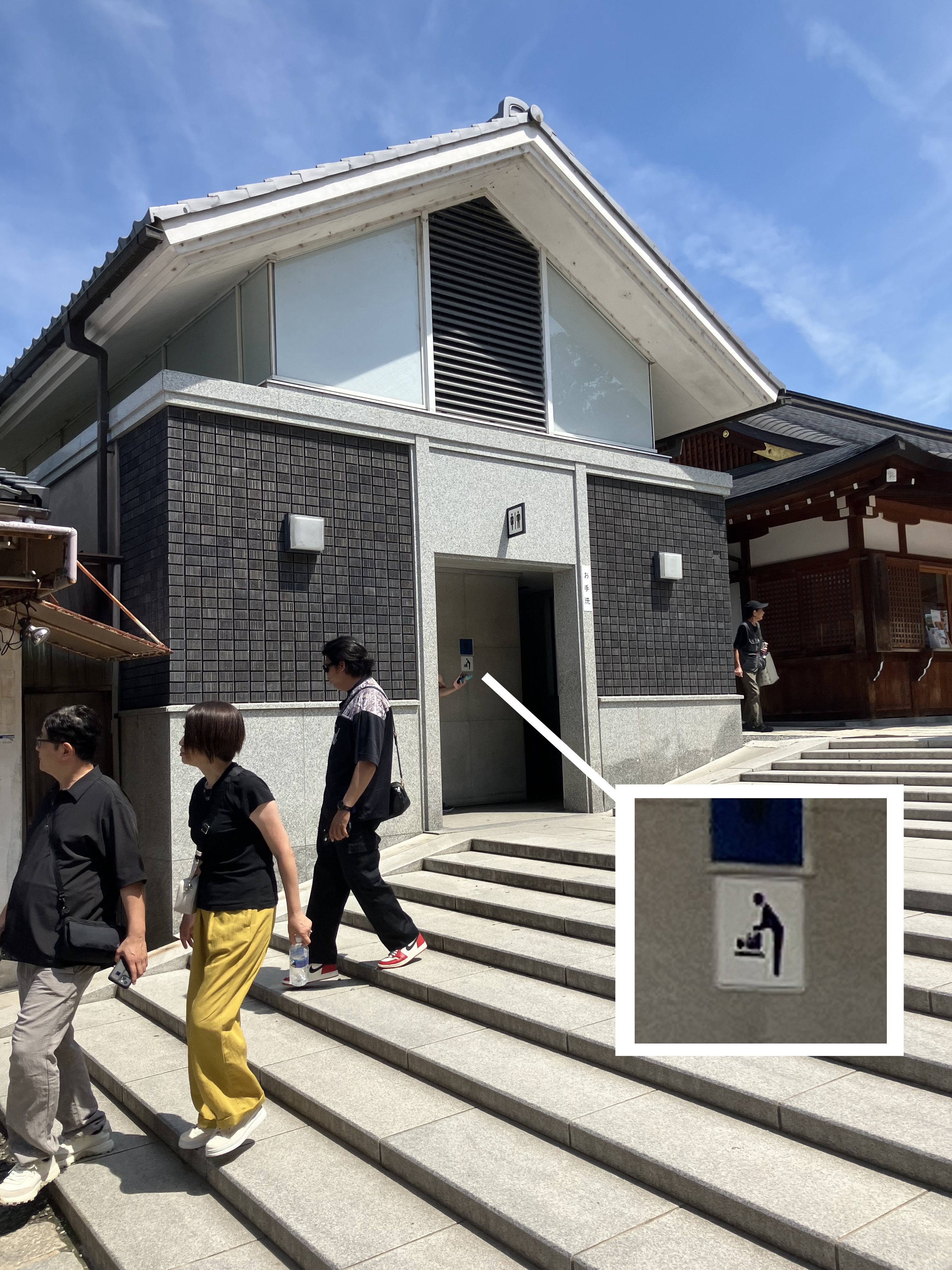  fushimi inari restrooms